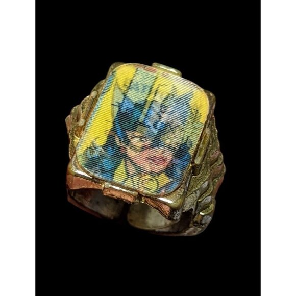 Vintage 60s Batwoman Collectible Lenticular Flicker/Flash Ring - Picture 2 of 16
